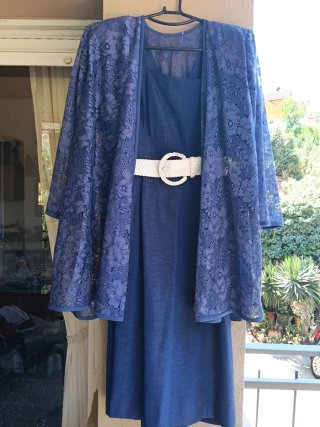 Conjunto vestido+ chaqueta de encaje azul.