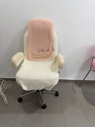 Sillón de oficina beige y rosa