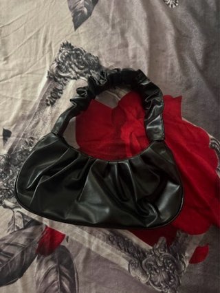 Borsa nera arricciata