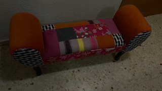Banco patchwork multicolor con patas de madera