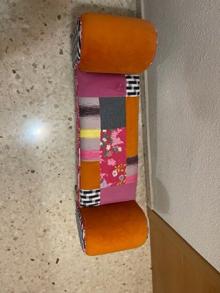 Banco patchwork multicolor con patas de madera