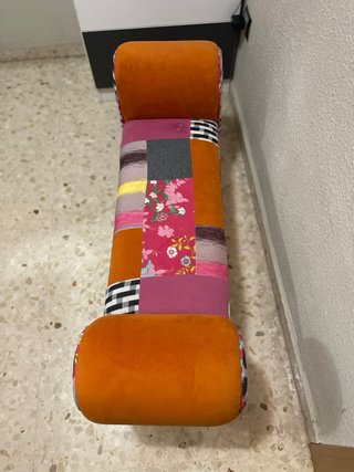 Banco patchwork multicolor con patas de madera