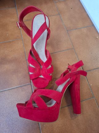 Zapatos de tacón rojos de plataforma