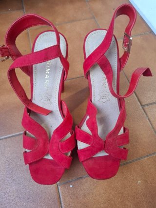 Zapatos de tacón rojos de plataforma
