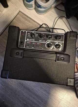 Guitarra Eléctrica Roja con amplificador