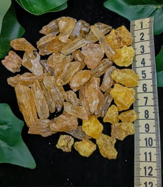 Minerali grezzi di calcite gialla e zolfo nativo