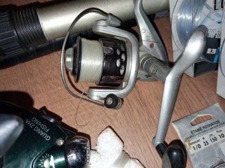 Lote de pesca: 2 cañas, 3 carretes y accesorios.