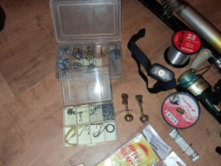 Lote de pesca: 2 cañas, 3 carretes y accesorios.