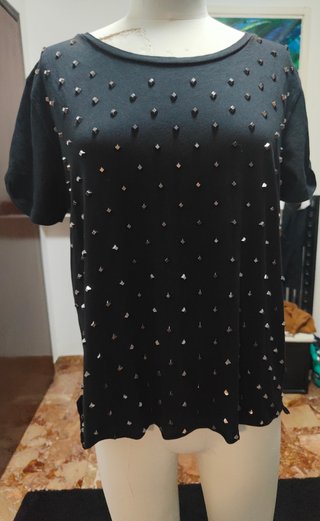 T-shirt Souvenir Clubbing nera con borchie