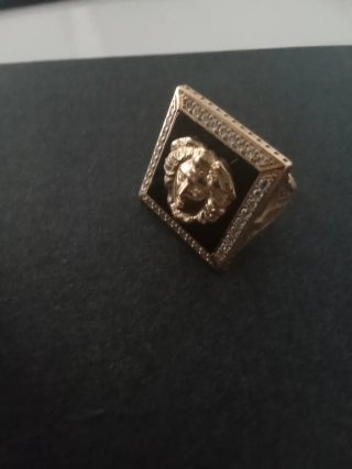 Anello in Oro 18 Carati con Medusa e Diamanti