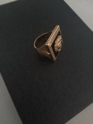 Anello in Oro 18 Carati con Medusa e Diamanti