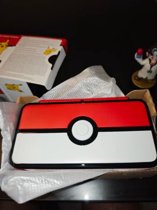 New Nintendo 2DS XL Edición Poké Ball