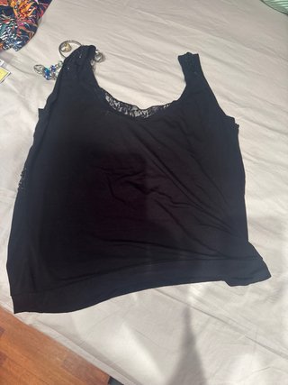 Camiseta negra con pedrería