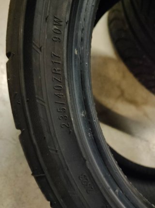 Neumáticos 235/40 R17 90W