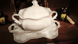 Sopera con bandeja de porcelana