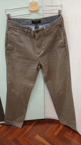 Pantalón chino Banana Republic.