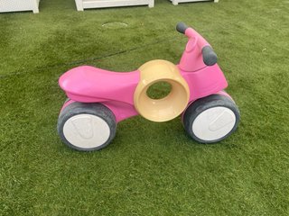 Moto correpasillos rosa pequeña