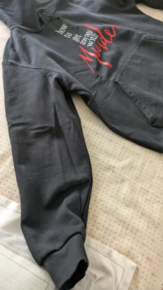 Sudadera negra con capucha