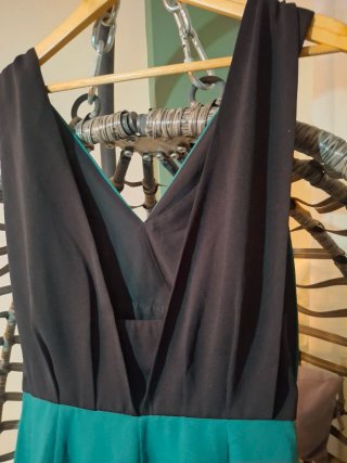 Mono verde y negro elegante