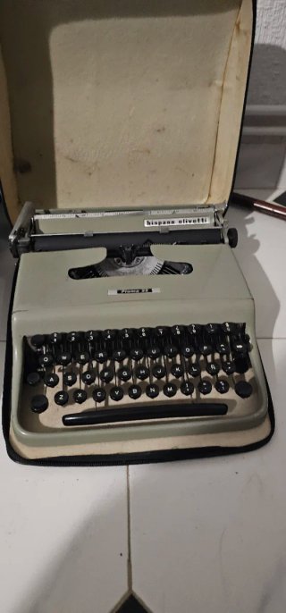 Máquina de escribir Hispano Olivetti Pluma 32
