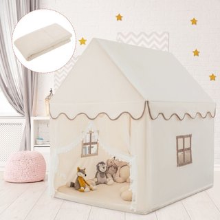 Casita con tienda estructura de madera y tapete de
