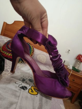 Zapatos de tacón morados con flor