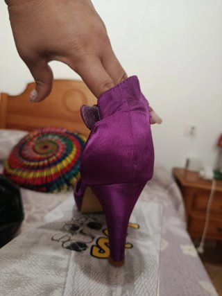Zapatos de tacón morados con flor