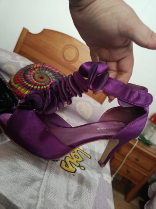 Zapatos de tacón morados con flor