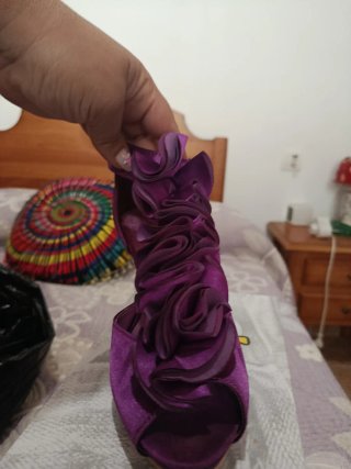 Zapatos de tacón morados con flor