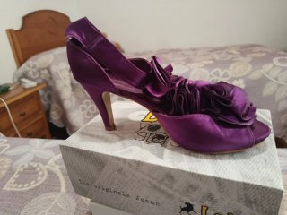 Zapatos de tacón morados con flor