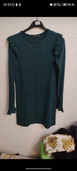 Vestido Bershka verde con volantes