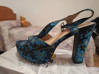 Sandalias de tacón azul y dorado talla 38