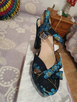 Sandalias de tacón azul y dorado talla 38