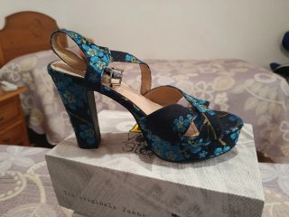 Sandalias de tacón azul y dorado talla 38