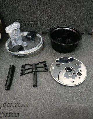 Robot de cocina negro con tapa transparente