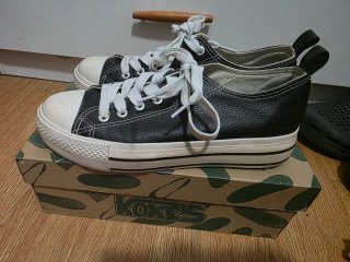 Zapatillas negras y blancas talla 38