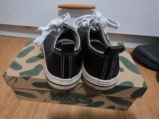 Zapatillas negras y blancas talla 38