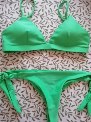 Costume da bagno verde a due pezzi