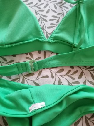 Costume da bagno verde a due pezzi