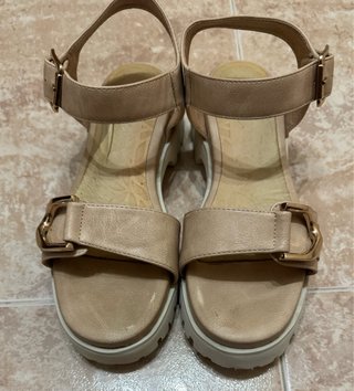 Sandalias Beige con Hebilla Dorada