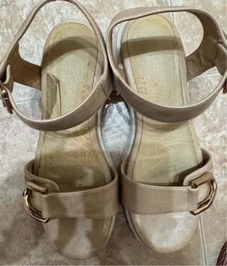 Sandalias Beige con Hebilla Dorada