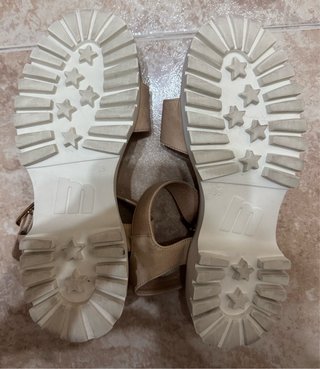 Sandalias Beige con Hebilla Dorada