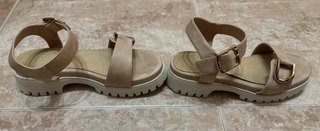 Sandalias Beige con Hebilla Dorada