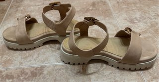 Sandalias Beige con Hebilla Dorada