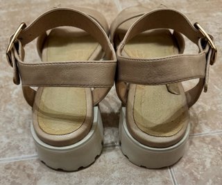 Sandalias Beige con Hebilla Dorada