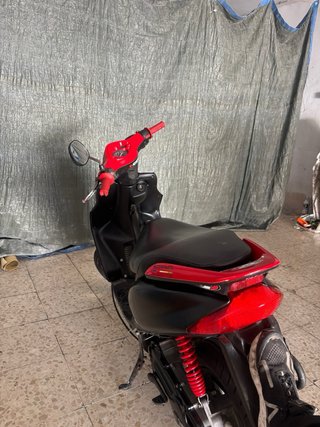 Yamaha Jog R Scooter Negra y Roja
