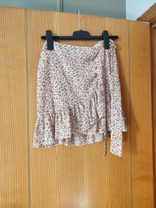 Minifalda floral cruzada con volantes