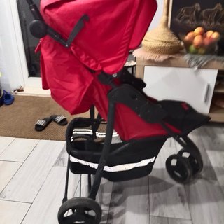 Cochecito de bebé rojo