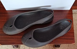 Crocs grises talla 35 como nuevas