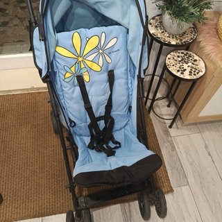 Cochecito de bebé azul con flores